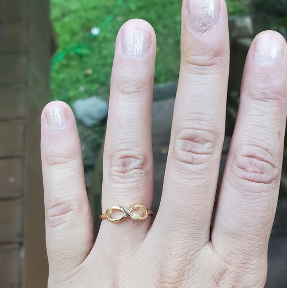 NWOT Dainty Gold Trinity Ring, sz 5.75 - Picture 5 of 7